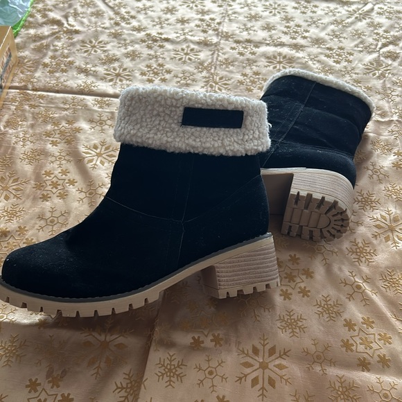 Ladies Boots in size 9. - Picture 3 of 3